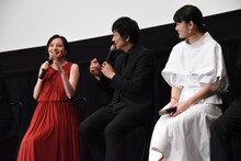 左からベッキー、大森南朋、小西桜子。