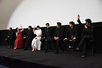 手を挙げる三池組初参加のキャストたち。