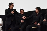 染谷将太（右）を登山に誘うも辞退される窪田正孝（左）。