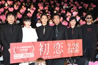 「初恋」ジャパンプレミアの様子。左から大森南朋、小西桜子、窪田正孝、内野聖陽、染谷将太、村上淳。