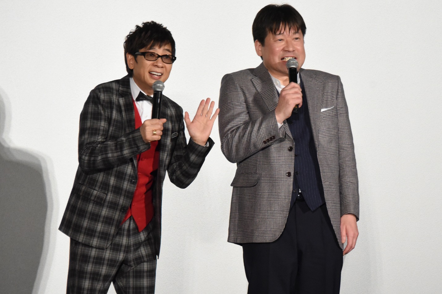 左から山寺宏一、佐藤二朗。