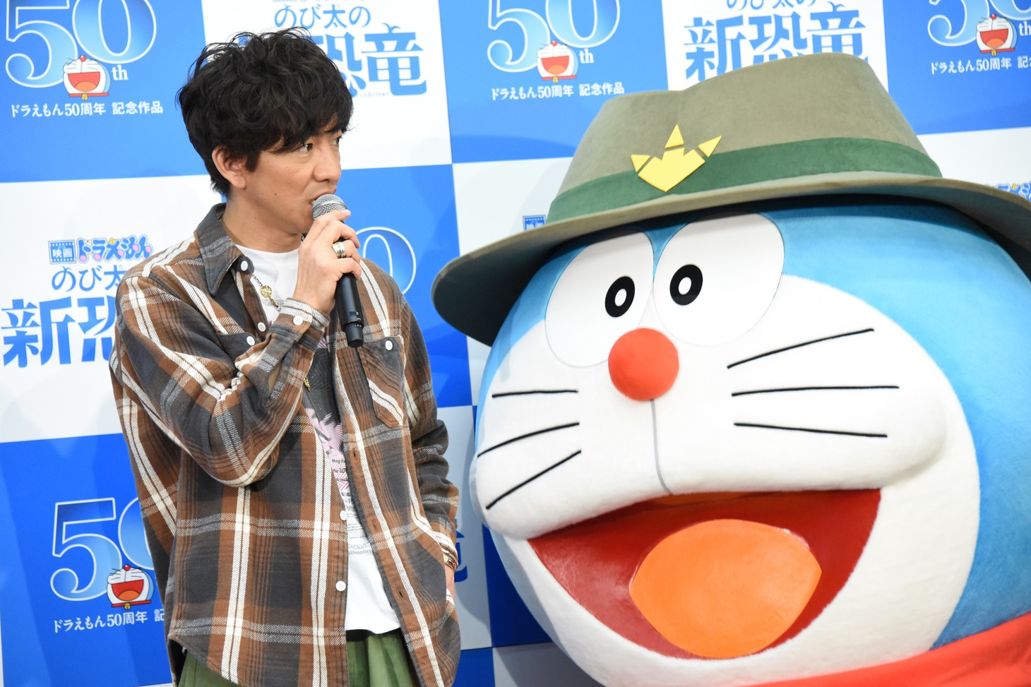 ひそひそ話をする木村拓哉（左）とドラえもん（右）。