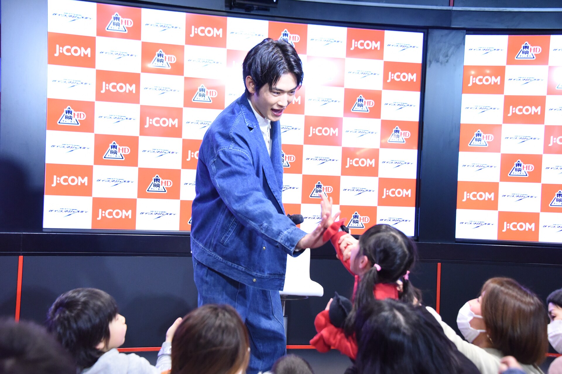 セリフをしゃべる　ＤＸメモリアルライドウォッチセット　渡邊圭祐　奥野壮　押田岳 ゲイツ押田岳を子供たちが質問攻め「カラオケで何歌う？」「祝え！って