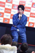 子供から質問を受ける押田岳。