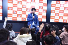 子供から質問を受ける押田岳（中央）。