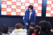 子供の話に耳を傾ける押田岳。