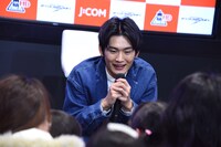 子供と目線を合わせて話す押田岳。