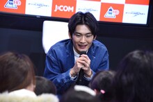 子供と目線を合わせて話す押田岳。