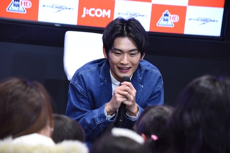 子供と目線を合わせて話す押田岳。