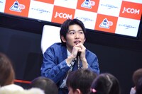 唐突に好きな食べ物を聞かれ、悩みながら「これは時間が過ぎれば過ぎるほど面白くなくなるな……」とこぼす押田岳。