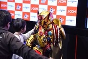 ファンとハイタッチする仮面ライダーゲイツマジェスティ。