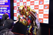 ファンとハイタッチする仮面ライダーゲイツマジェスティ。
