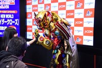 ファンとハイタッチする仮面ライダーゲイツマジェスティ。