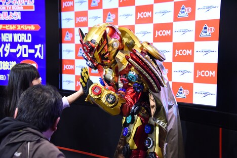 ファンとハイタッチする仮面ライダーゲイツマジェスティ。