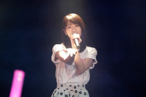 若月佑美演じる椎奈。