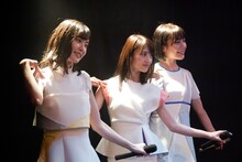 「ドラマW 父と息子の地下アイドル」メイキング写真。左から加藤小夏演じるひらり、若月佑美演じる椎奈、芋生悠演じる怜央。