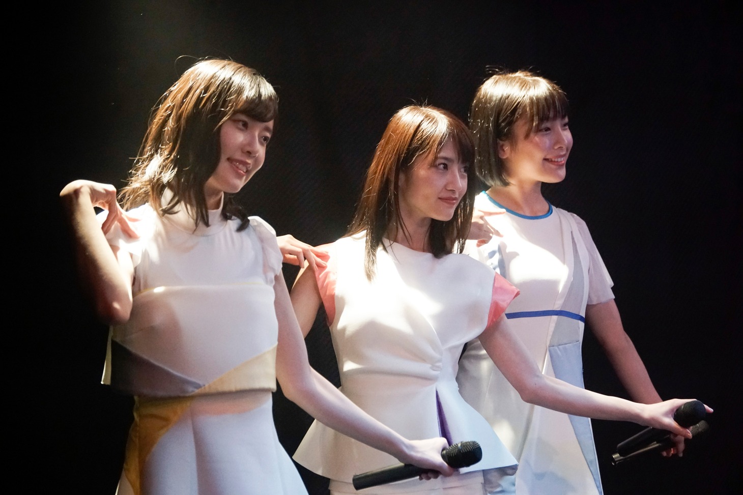 「ドラマW 父と息子の地下アイドル」メイキング写真。左から加藤小夏演じるひらり、若月佑美演じる椎奈、芋生悠演じる怜央。