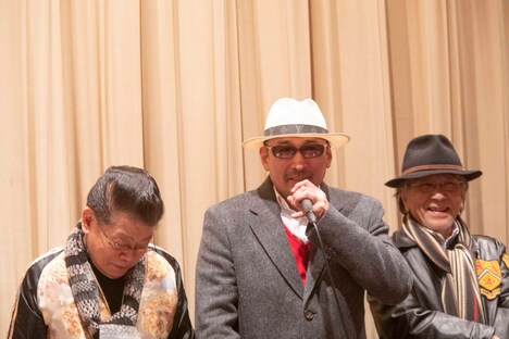 左から磯原順一、横山剣、大石吾朗。