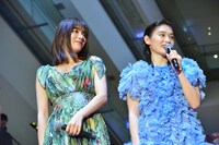 左から池田エライザ、コムアイ。