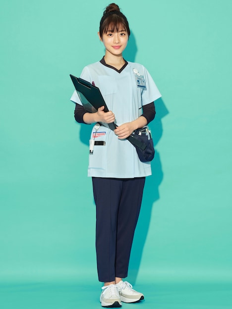 「アンサング・シンデレラ 病院薬剤師の処方箋」で主人公・葵みどりを演じる石原さとみ。