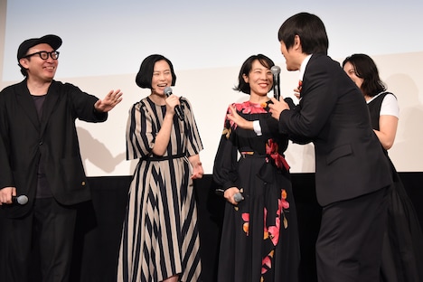 坂井真紀（左から2番目）の様子に焦るバカリズム（手前）。