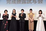 「架空OL日記」完成披露試写会の様子。左から山田真歩、臼田あさ美、バカリズム、夏帆、佐藤玲。