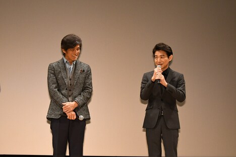 左から佐藤浩市、吉岡秀隆。