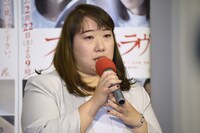 プロデューサーの塩村香里。