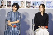 左から上白石萌歌、真木よう子。