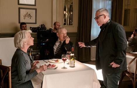 「グッドライアー 偽りのゲーム」メイキング写真。左からヘレン・ミレン、イアン・マッケラン、ビル・コンドン。