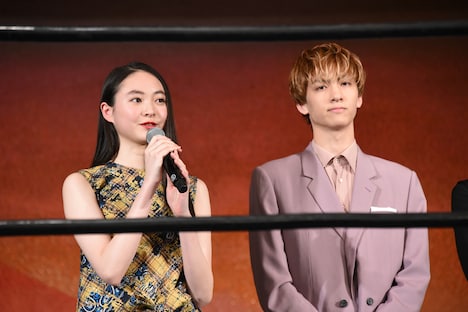 左から宮野陽名、古川毅。