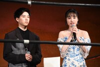 左から坂東龍汰、大谷凜香。