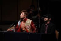 実況席に座る宮原健斗（左）と清水崇（右）。