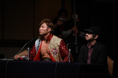 実況席に座る宮原健斗(左)と清水崇(右)。