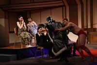 入場早々、キャスト陣を威嚇する犬鳴めんそーれ（中央）。