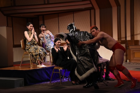 入場早々、キャスト陣を威嚇する犬鳴めんそーれ(中央)。