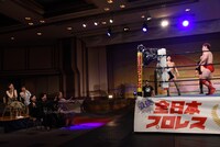 リング上からもキャスト陣を威嚇する犬鳴めんそーれ。