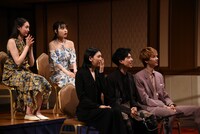 プロレスを観戦するキャスト陣。