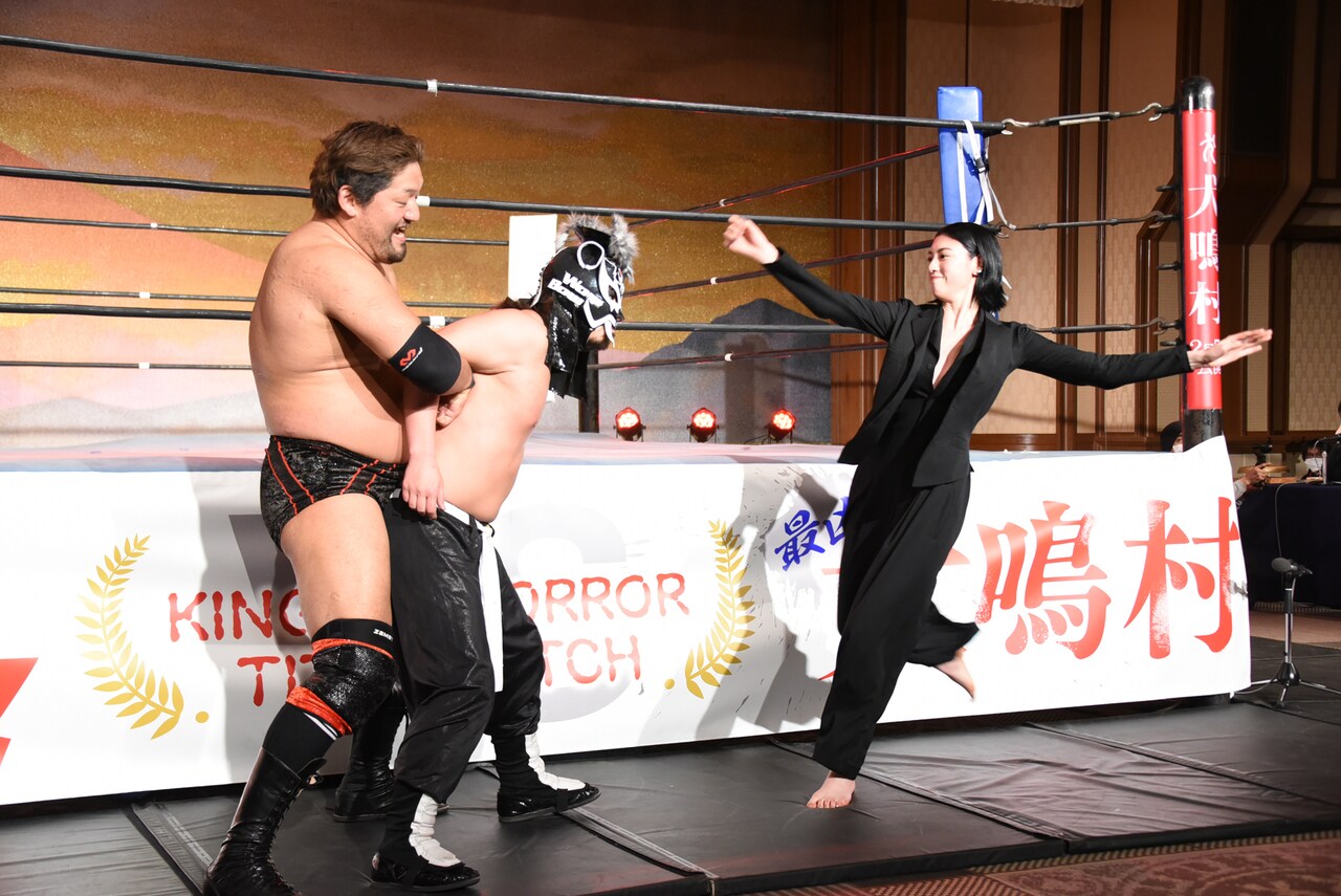 「犬鳴村」三吉彩花が現役プロレスラーにハイキック、最恐タイトルマッチ開催