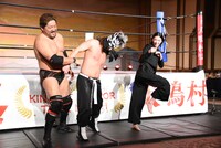 犬鳴めんそーれ（中央）にハイキックを決めた三吉彩花（右）。