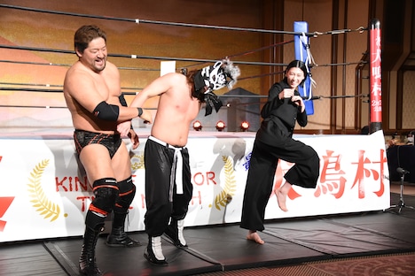 犬鳴めんそーれ(中央)にハイキックを決めた三吉彩花(右)。