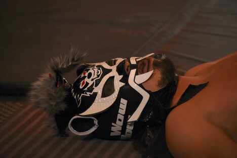 ハイキックをくらい、倒れ込んだ犬鳴めんそーれ。