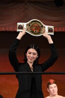 「WORLD HORROR QUEEN」のチャンピオンンベルトを掲げる三吉彩花。