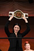 「WORLD HORROR QUEEN」のチャンピオンンベルトを掲げる三吉彩花。