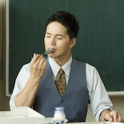 祝!市原隼人33歳、うっとり顔や前のめり姿捉えた「おいしい給食」新写真が公開