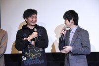 価格設定を案じる本郷奏多（右）と笑う小高和剛（左）。