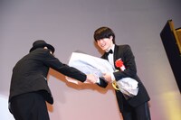 左から宮藤官九郎、神木隆之介。