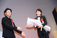 左から宮藤官九郎、神木隆之介。