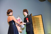 左から深田恭子、横浜流星。