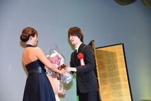 左から深田恭子、横浜流星。